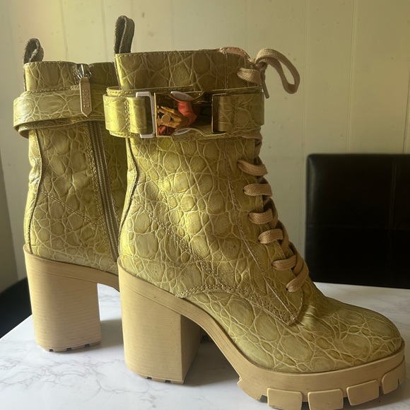 Schutz Womens 9 Roslyn Buckle
Leather Bootie heeled Beige Crocodile - Picture 1 of 3
